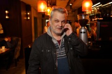 Завозите мороженое к пятому столику